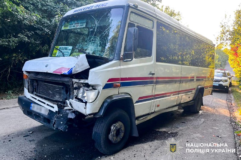 На Рівненщині маршрутка врізалася в мотоцикл: загинув 20-річний хлопець (ФОТО)