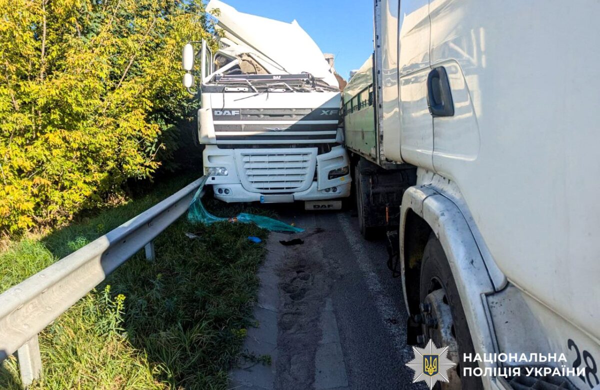 Ранкова ДТП з трьома фурами біля Рівного: одного з водіїв затисло в кабіні