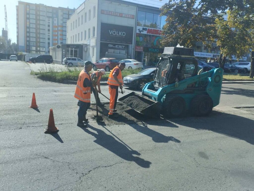 1 У Рівному ремонтують дороги: на вулиці Василя Червонія ліквідовують ями та укладають новий асфальт (ФОТО)