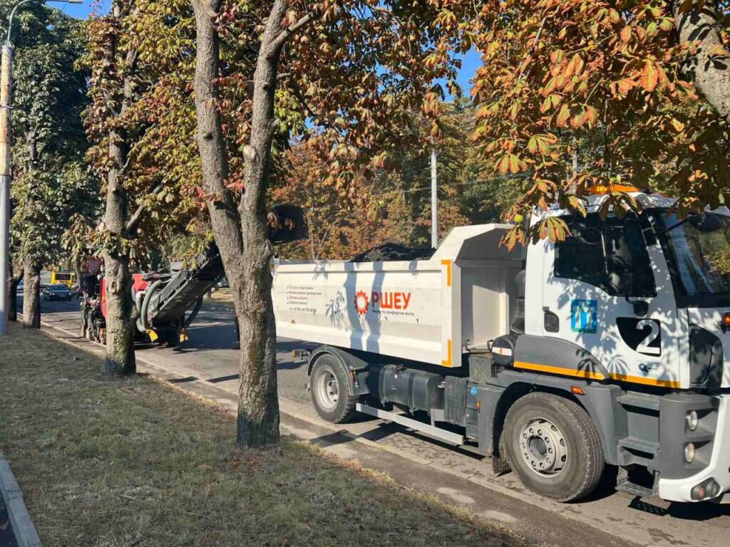 1 У Рівному ремонтують дороги: на вулиці Василя Червонія ліквідовують ями та укладають новий асфальт (ФОТО)