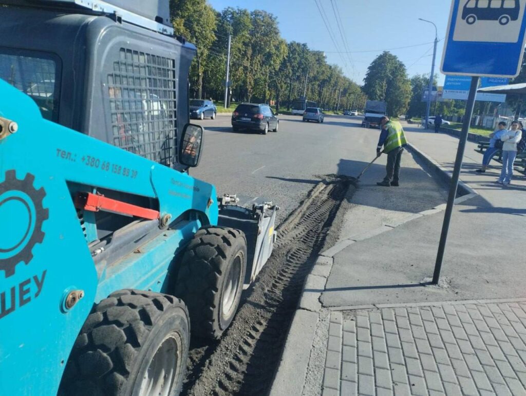 1 У Рівному ремонтують дороги: на вулиці Василя Червонія ліквідовують ями та укладають новий асфальт (ФОТО)