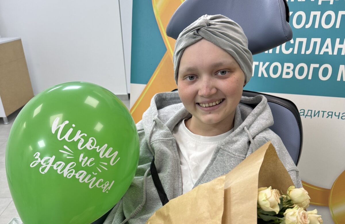 Сила і мужність: 17-річна дівчина з Рівненщини після важкого лікування повертається додому