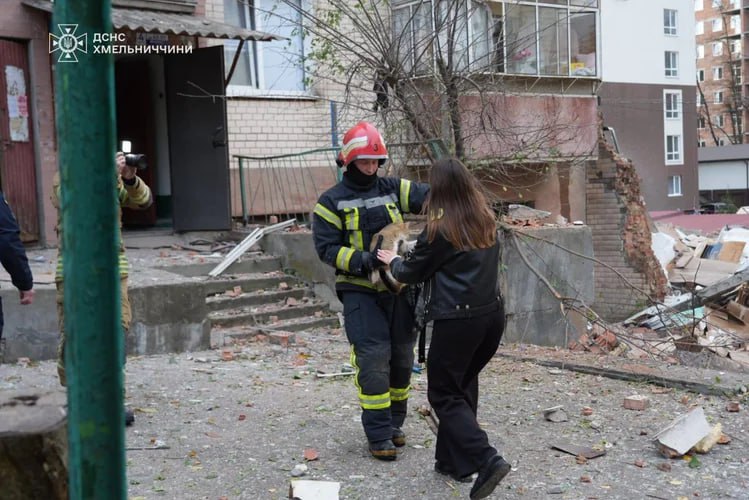 Вибух у багатоповерхівці Хмельницького: пошкоджено десятки квартир, під завалами шукають людей 0000
