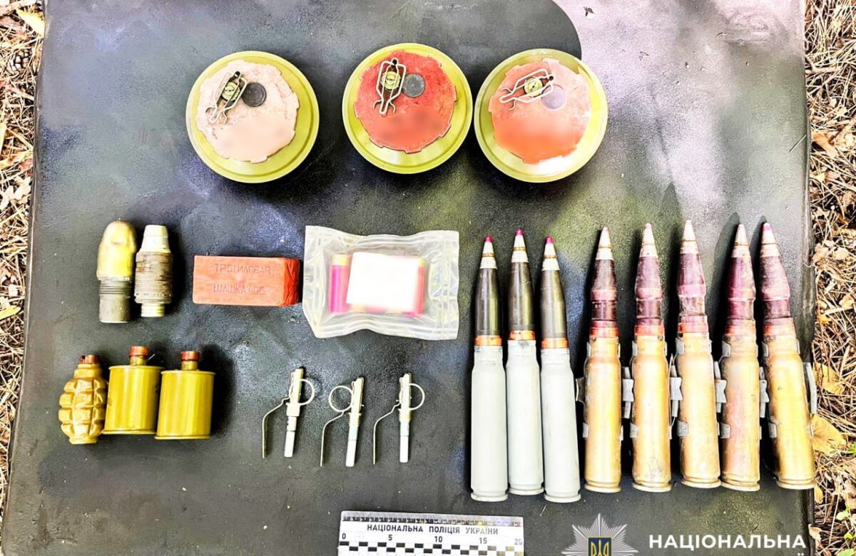 На Рівненщині затримали чоловіка з великим запасом зброї та боєприпасів