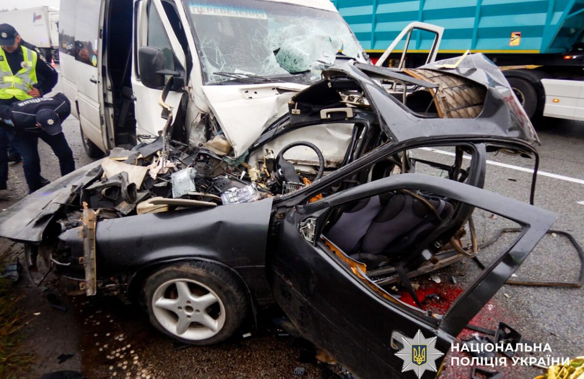 Смертельна аварія на Рівненщині: легковик вилетів на зустрічну — одна людина загинула, шестеро в лікарні