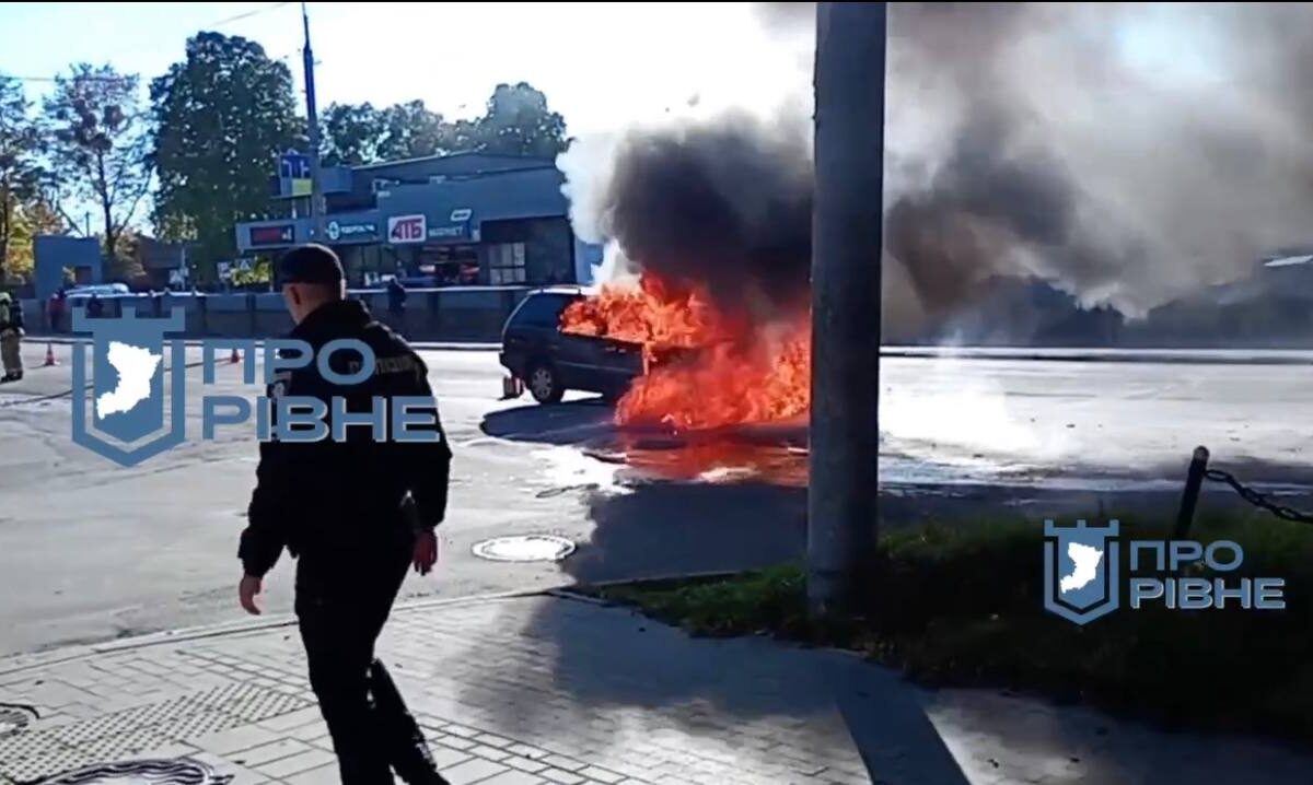 У Рівному біля ресторану “Марлен” загорівся автомобіль – під час пожежі пролунав вибух