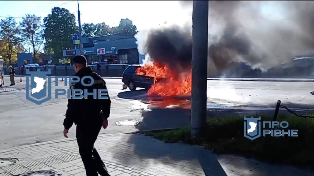 У Рівному біля ресторану “Марлен” загорівся автомобіль – під час пожежі пролунав вибух 0000