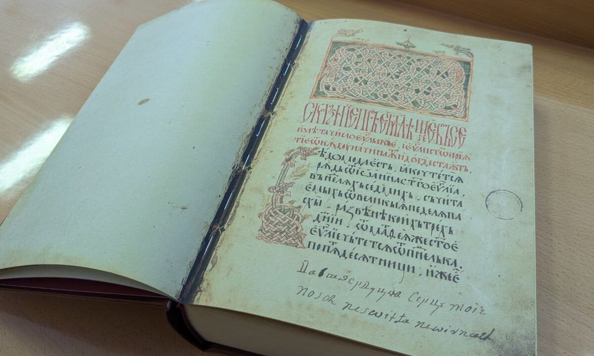 До Рівного “повертається” унікальна святиня XVI століття — Дубенське Євангелія