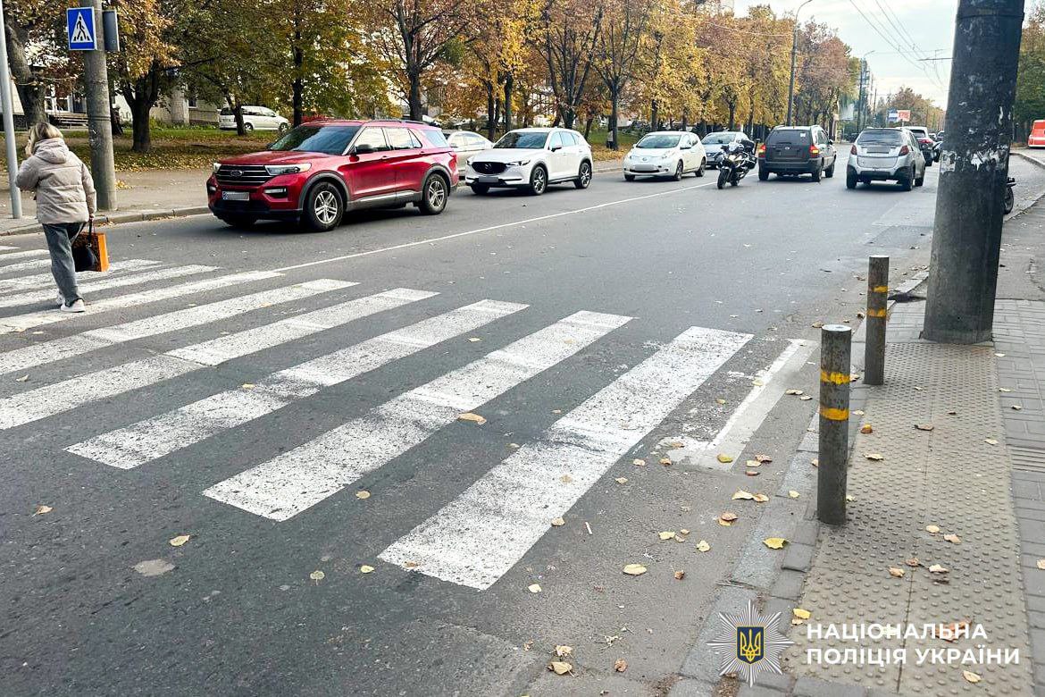 Страшно переходити дорогу навіть дорослим: рівнянка вимагає світлофор на небезпечному переході
