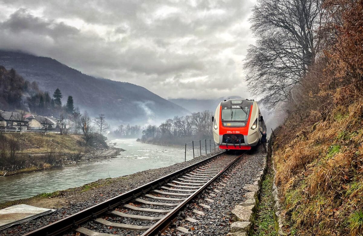 Рівне без прямого поїзда до Карпат: “Укрзалізниця” скасувала зручний маршрут