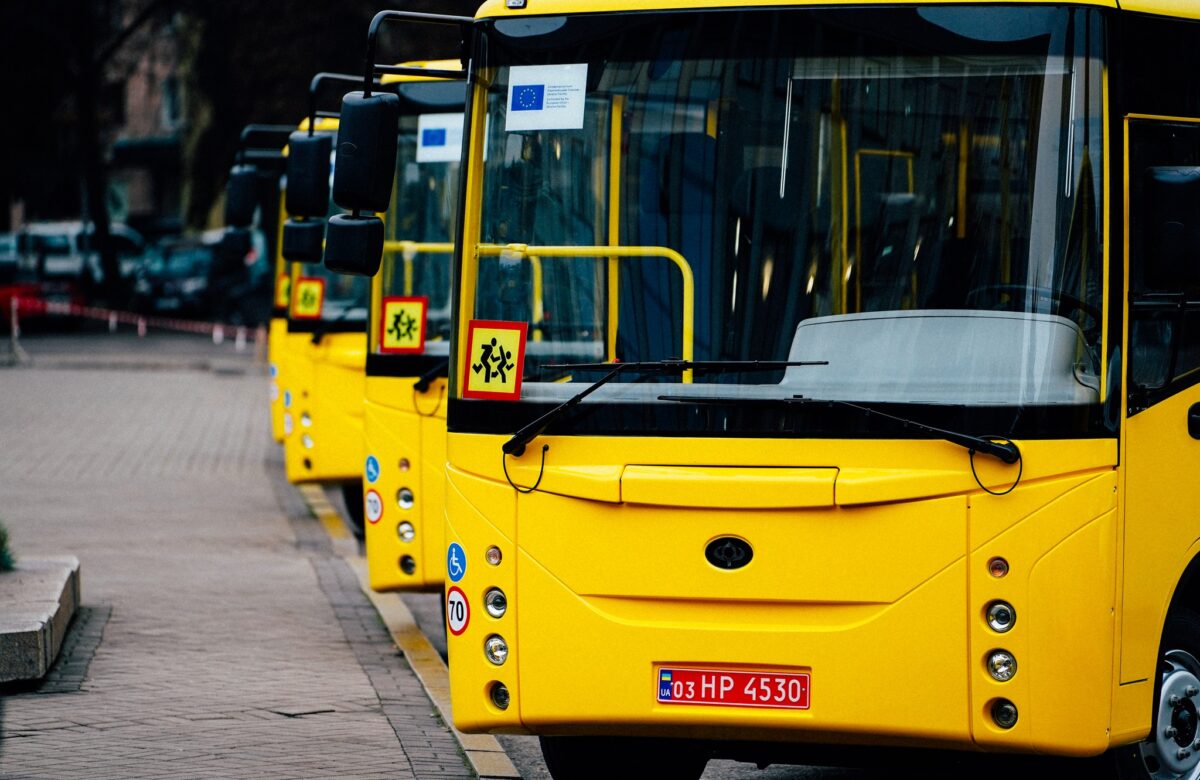 Рівненська ОДА закупила шкільні автобуси за 42 мільйони: що відомо про тендер і постачальника