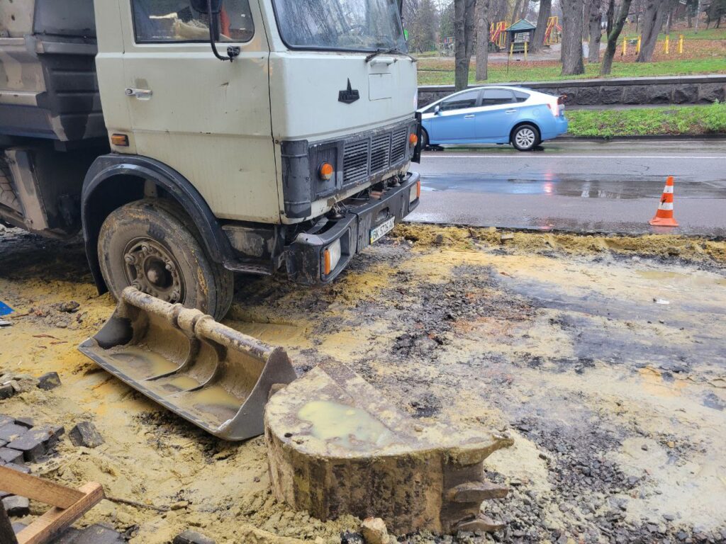 1 У Рівному розпочали демонтаж добре відомої зупинки поблизу парку Шевченка: що буде замість неї (ФОТО)