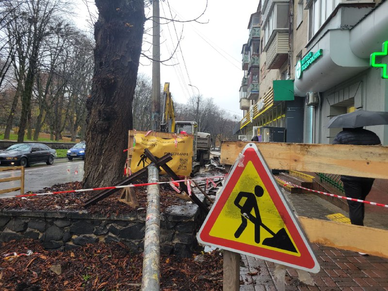 1 У Рівному розпочали демонтаж добре відомої зупинки поблизу парку Шевченка: що буде замість неї (ФОТО)