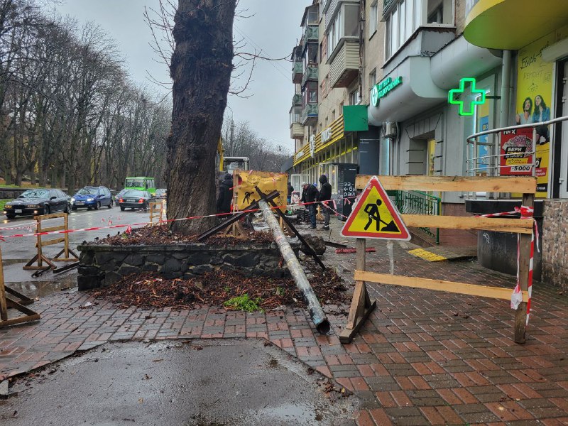 1 У Рівному розпочали демонтаж добре відомої зупинки поблизу парку Шевченка: що буде замість неї (ФОТО)