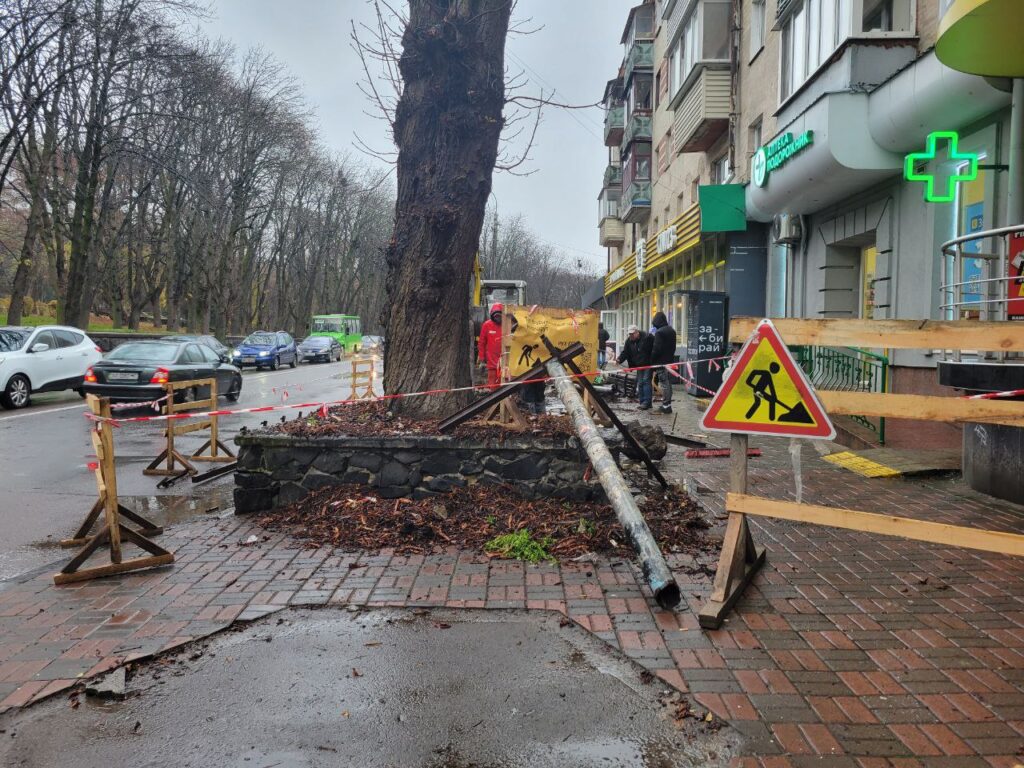 1 У Рівному розпочали демонтаж добре відомої зупинки поблизу парку Шевченка: що буде замість неї (ФОТО)