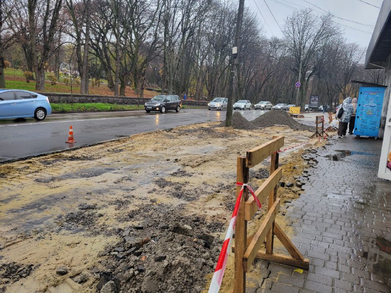 У Рівному розпочали демонтаж добре відомої зупинки поблизу парку Шевченка: що буде замість неї (ФОТО)
