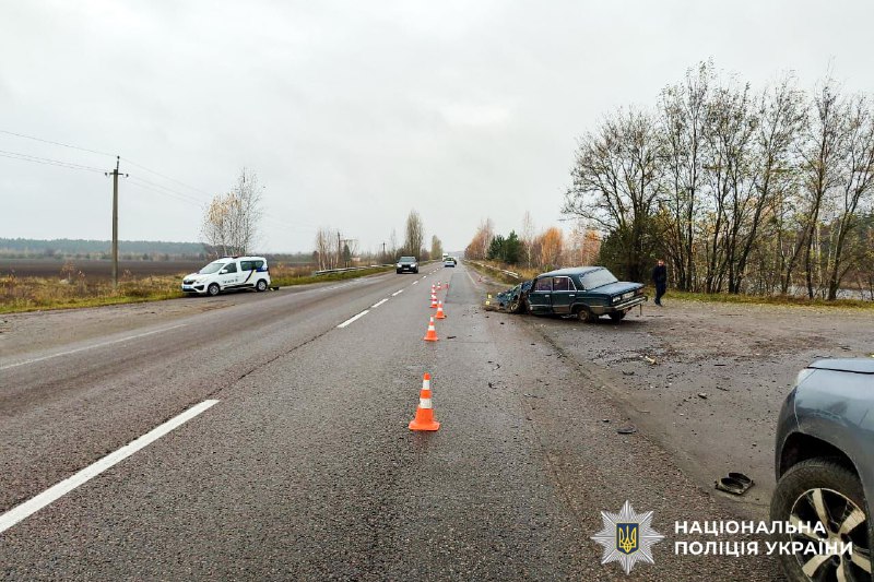 1 Невдалий обгін – і позашляховик у кюветі: на Рівненщині постраждали батько і донька (ФОТО)