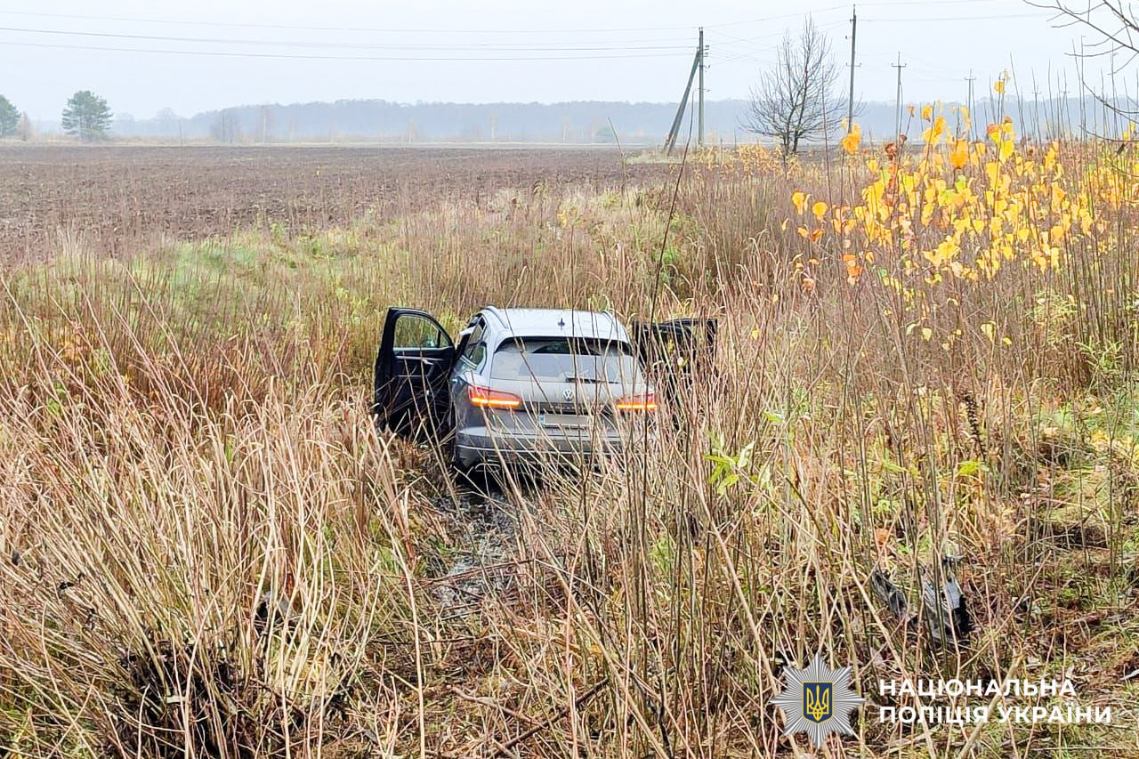Невдалий обгін – і позашляховик у кюветі: на Рівненщині постраждали батько і донька (ФОТО) 0000