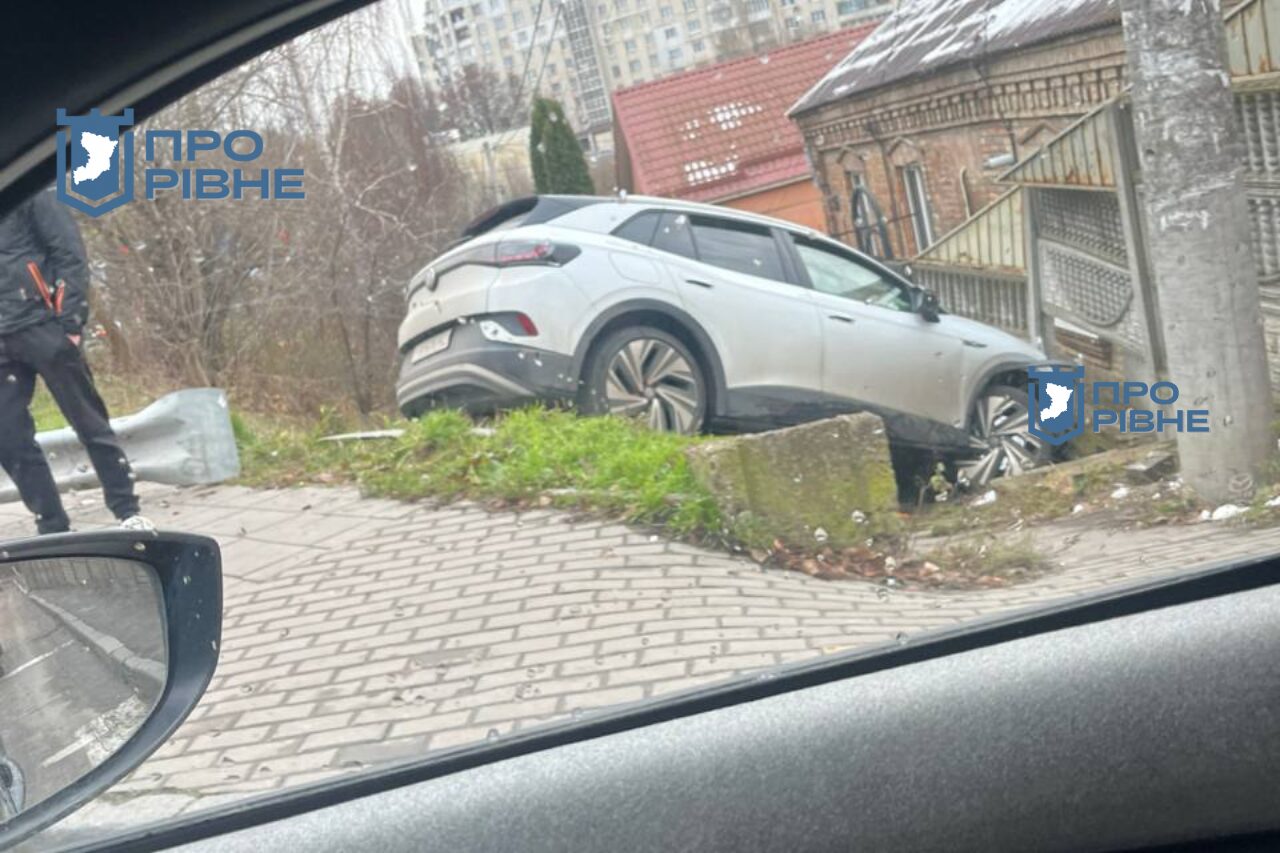 Автомобіль у Рівному влетів у паркан: ДТП на Соборній 0000