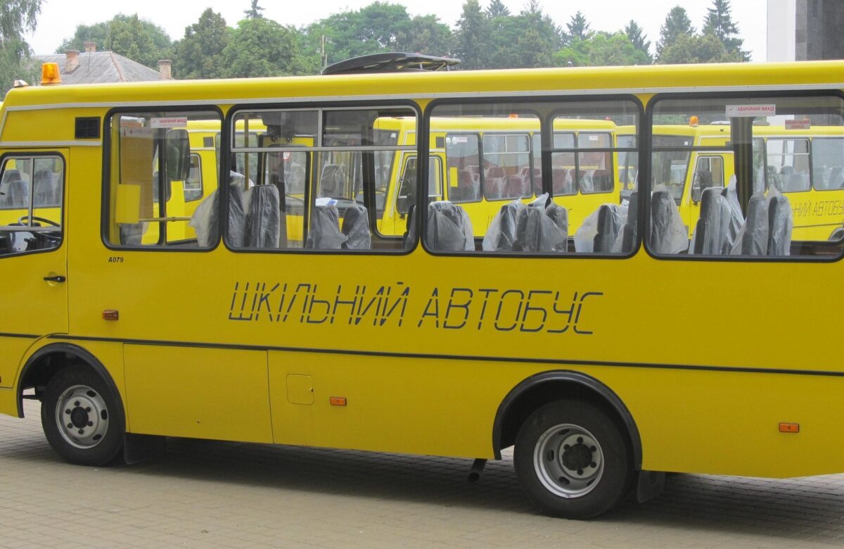 Рівненщина на колесах: куди вирушили нові шкільні автобуси і що буде далі