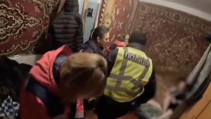 У Рівному пенсіонерка під час прибирання застрягла за диваном