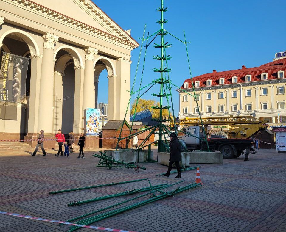 Головну новорічну ялинку Рівного почали встановлювати на Театральній площі (ФОТО)