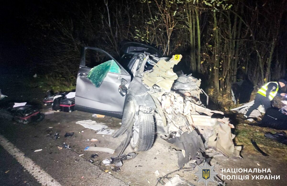 Кросовер перетворився на купу металу: у результаті ДТП на Рівненщині загинув водій (ФОТО)