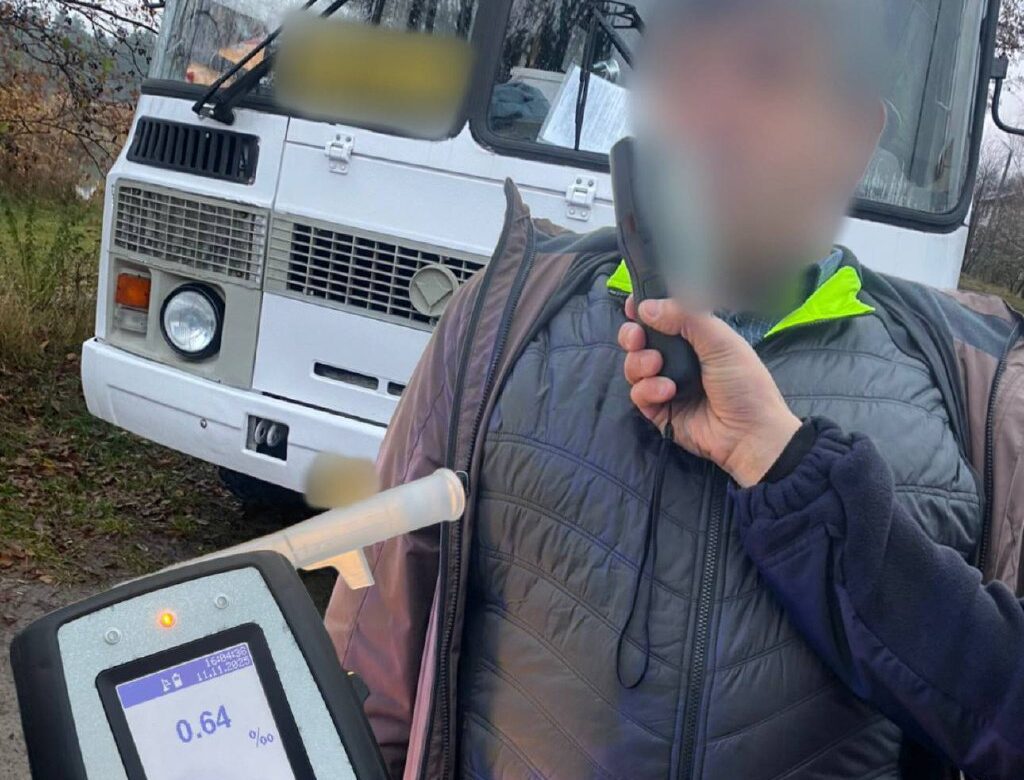 На Рівненщині з рейсу зняли п’яного водія маршрутки, який перевозив людей