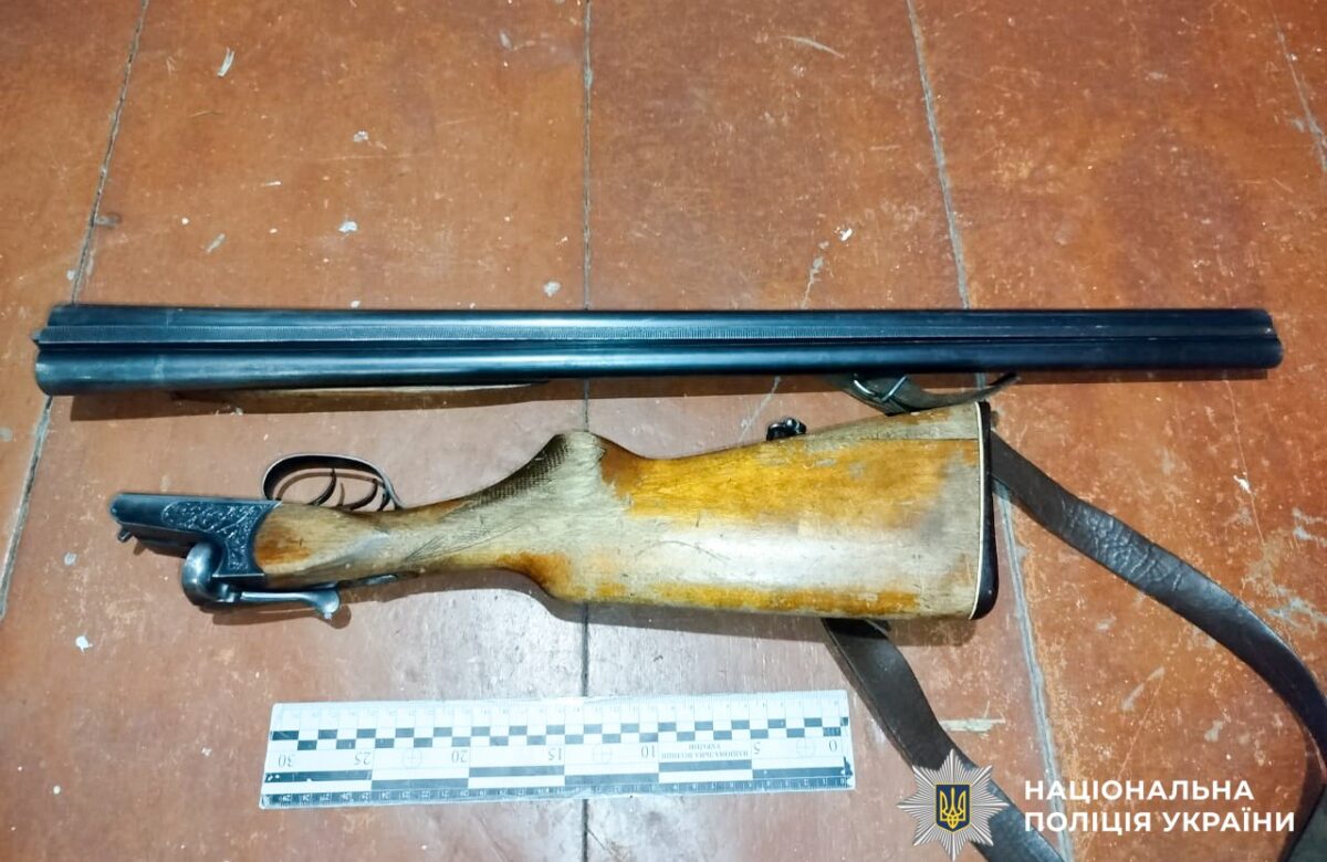 На Рівненщині чоловік відкрив стрілянину по будинку через ревнощі: донька та онука були всередині