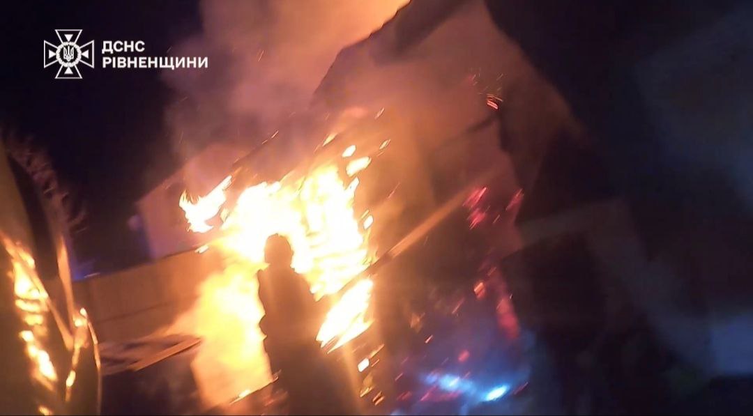 Рятувальники показали, як гасили пожежу в лазні у Рівному (ВІДЕО)