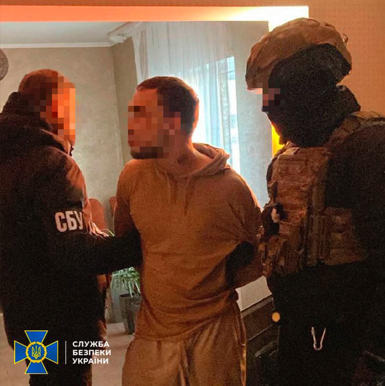 На Рівненщині викрили чоловіка, який на замовлення РФ спалив авто волонтерам
