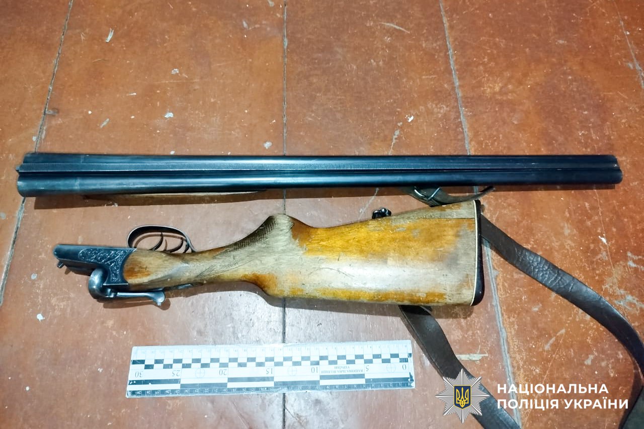 На Рівненщині чоловік відкрив стрілянину по будинку через ревнощі: донька та онука були всередині 0000
