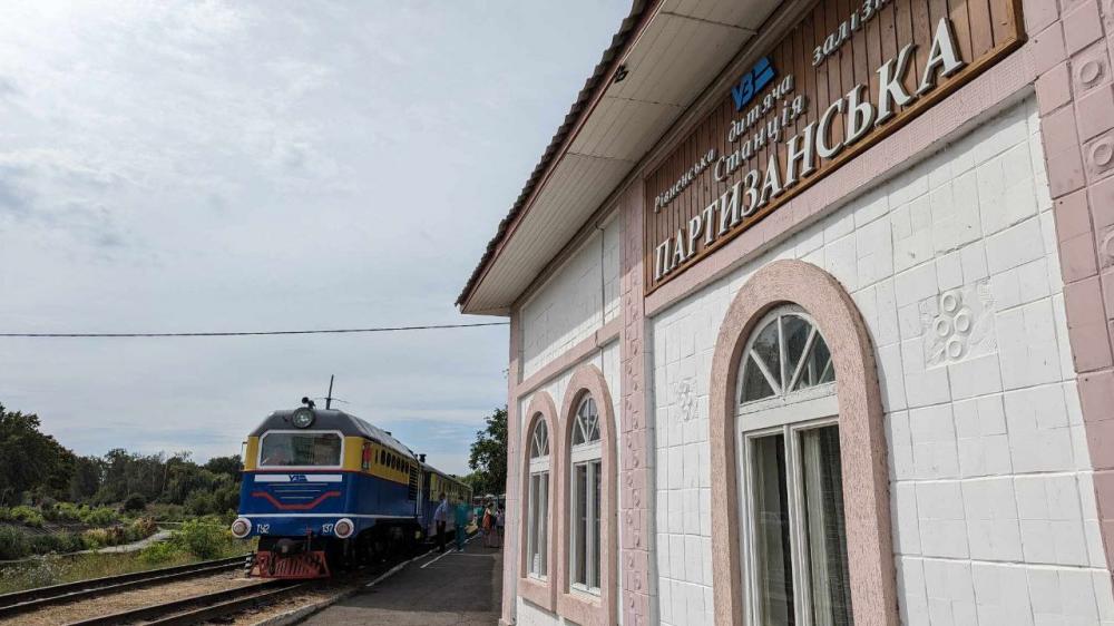 Зимова казка на рейках: Рівненська дитяча залізниця вперше за 75 років запрошує в подорож сніговим маршрутом