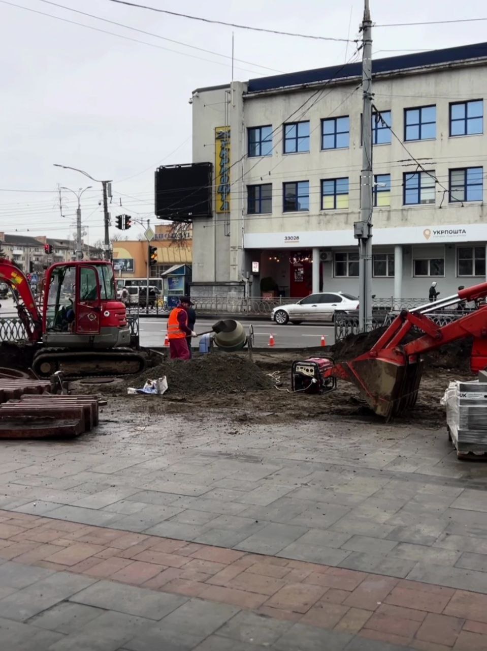 Наземний перехід біля ЦУМу у Рівному: будівельні роботи планують завершити до кінця року 0000