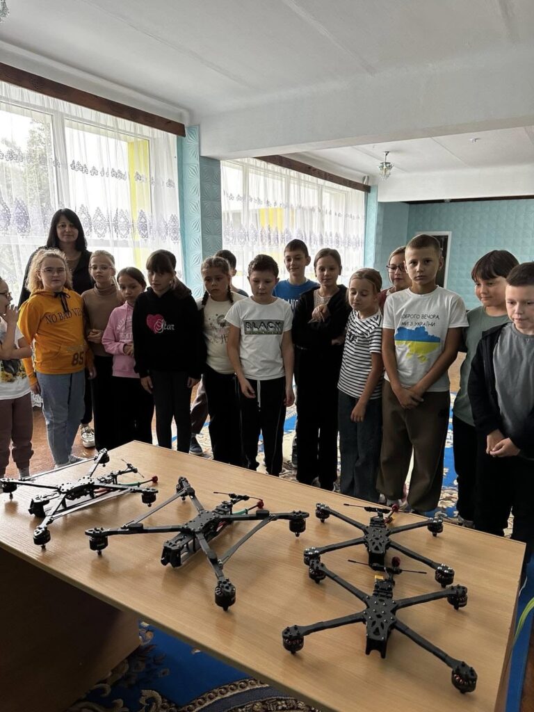 1 День волонтера: як школи Здолбунівщини зібрали понад 200 тисяч гривень та 5 дронів для ЗСУ