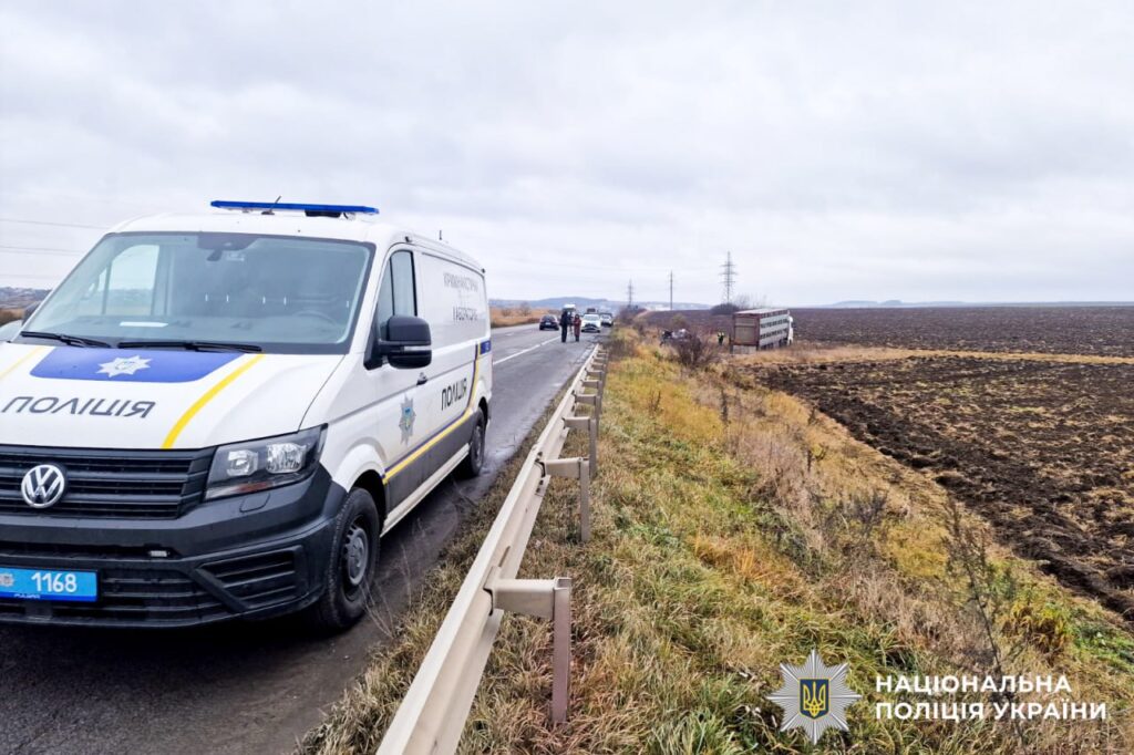 1 Трагедія поблизу Рівного: водій BMW загинув, зіткнувшись із вантажівкою, що перевозила худобу (ФОТО)