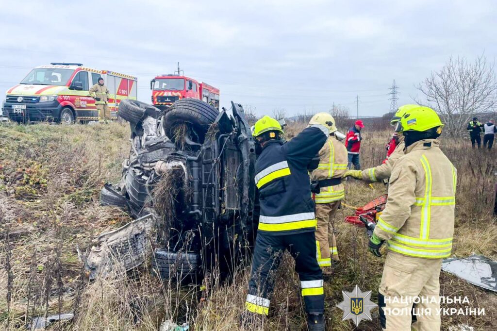 1 Трагедія поблизу Рівного: водій BMW загинув, зіткнувшись із вантажівкою, що перевозила худобу (ФОТО)