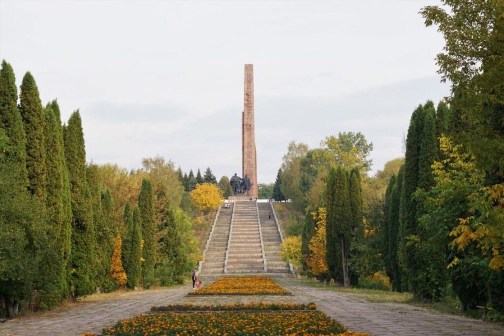 1 Пагорб Слави в Рівному готують до змін: містян запрошують визначити, яким він має бути