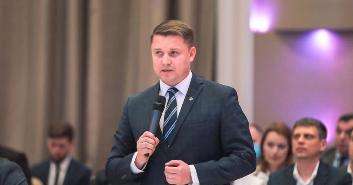 Ексмер Рівного Олександр Третяк поширив фейковий рейтинг партій: відповідь КМІС