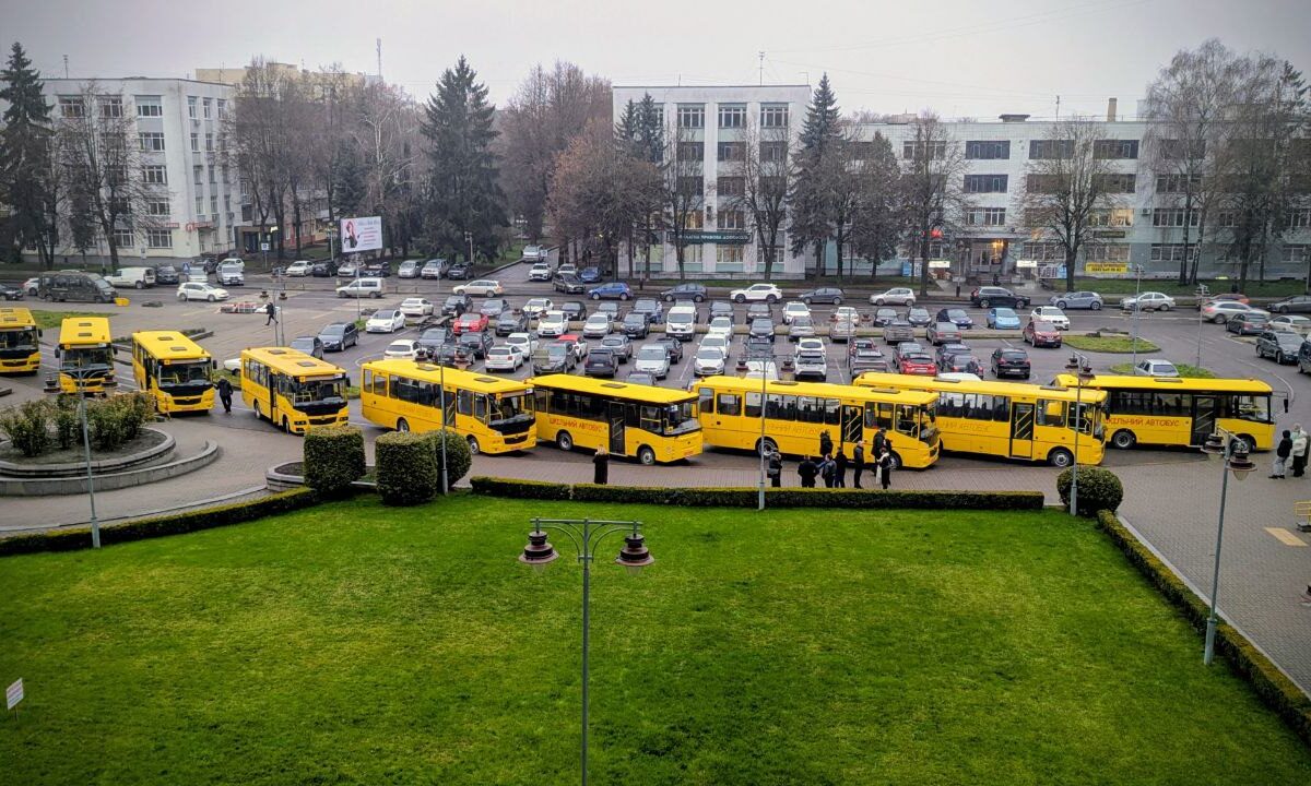 Рівненщина отримала ще 9 шкільних автобусів: кому дістались нові машини