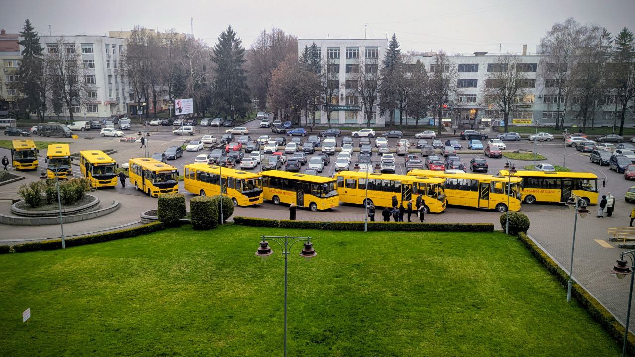 Рівненщина отримала ще 9 шкільних автобусів: кому дістались нові машини 0000