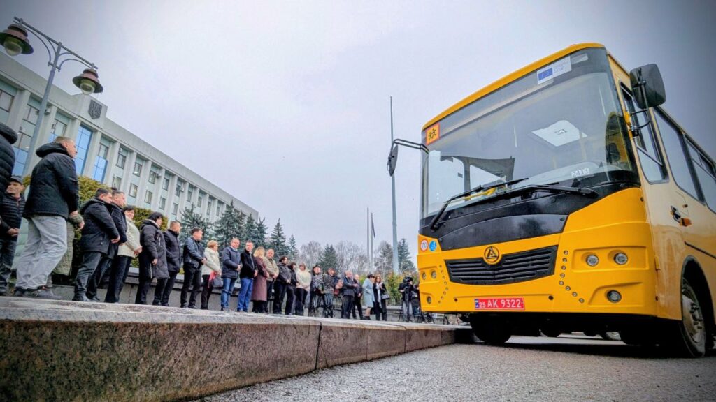 1 Рівненщина отримала ще 9 шкільних автобусів: кому дістались нові машини