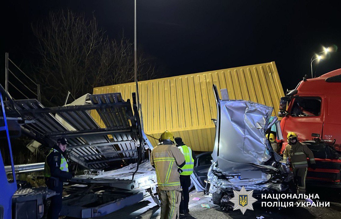 Автотроща біля Дубна: на водія фури, який протаранив «Mercedes» із 5-річною дитиною, склали протокол