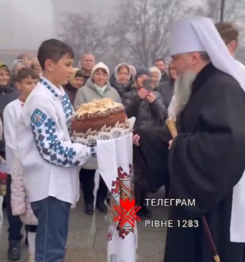 1 Діти у вишиванках вітали Митрополита Епіфанія у Рівному біля собору