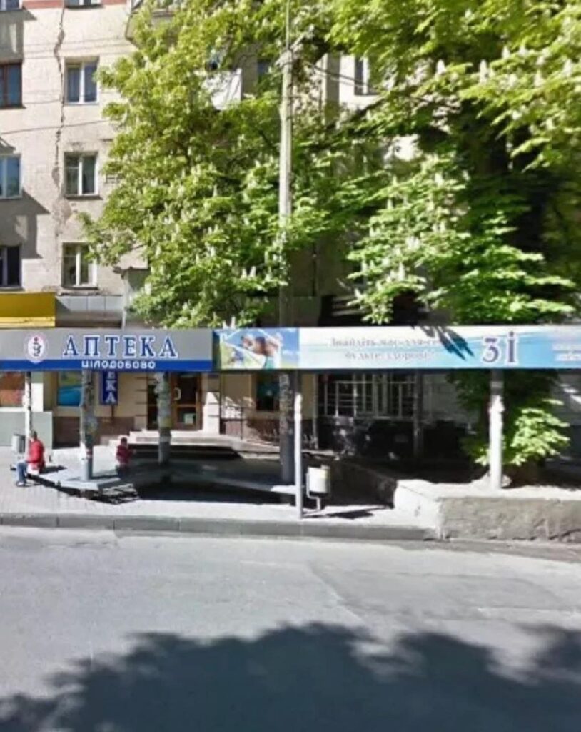 1 Тіснота та відсутність затінку: у Рівному розкритикували нову зупинку біля парку Шевченка