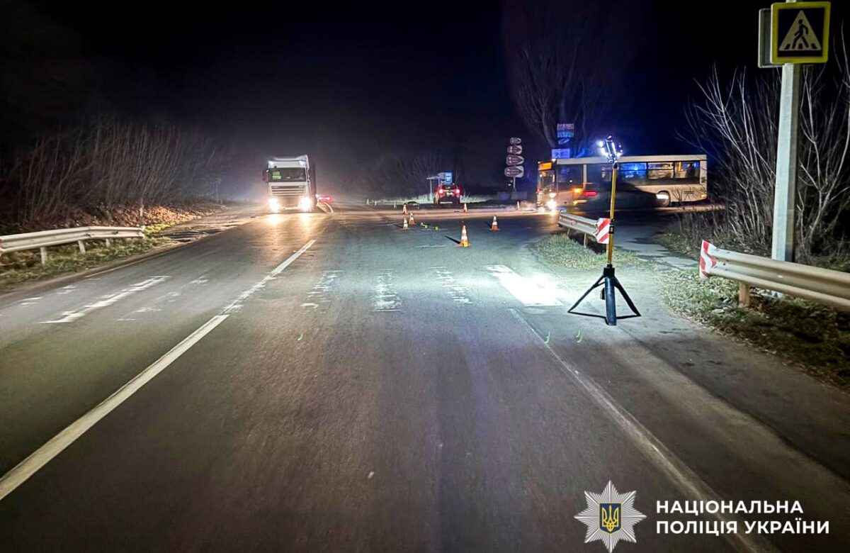 У Рівненському районі під колесами загинула жінка: подробиці