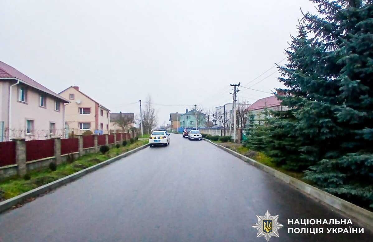 На Рівненщині невідомий кинув пляшку із “коктейлем Молотова” у будинок міського голови – поліція шукає зловмисника