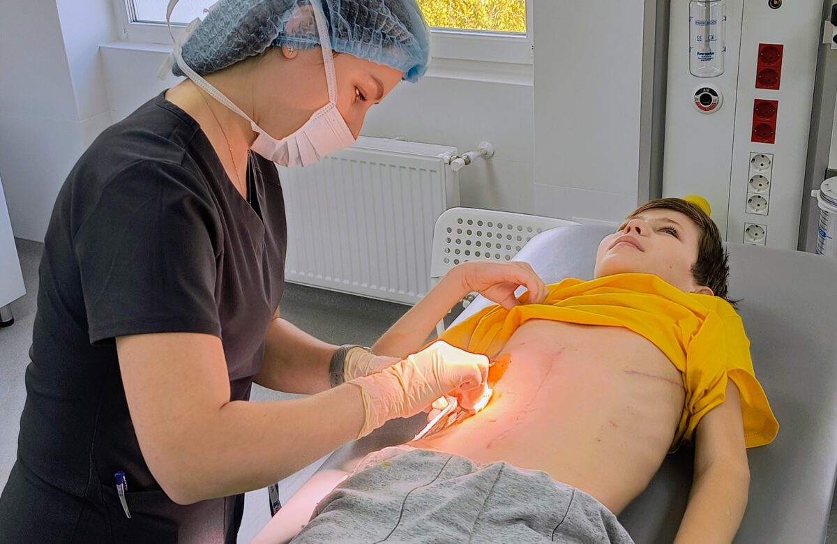 Лікарі врятували хлопчика з Рівненщини, який впав з велосипеда і ледь не вмер від великої крововтрати