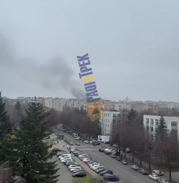 Пожежа в Рівному: величезний стовп диму помітили в районі «Текстильника»