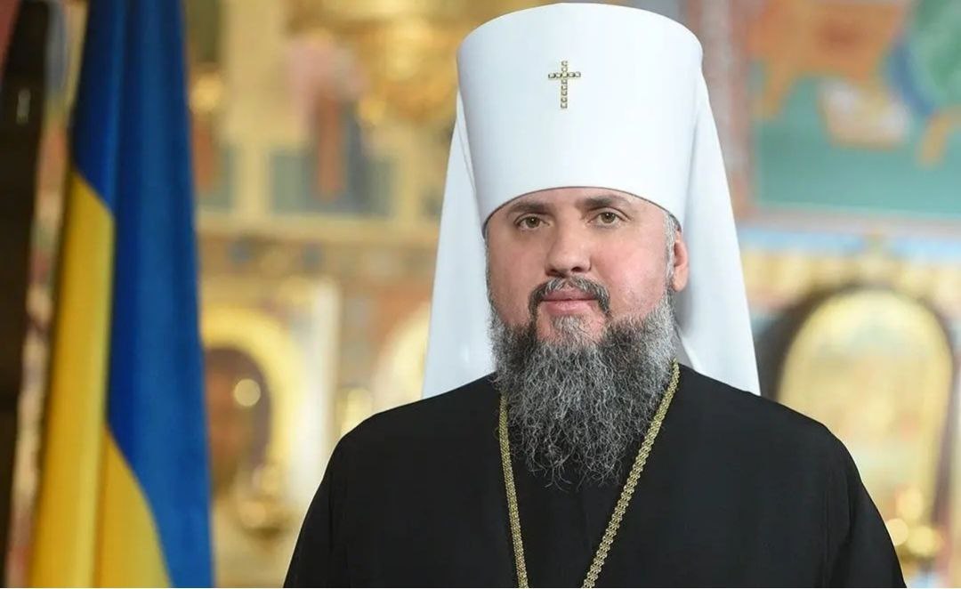Діти у вишиванках вітали Митрополита Епіфанія у Рівному біля собору